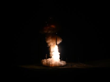 سلاح الجو الأميركي يقوم بإتجربة إطلاق صاروخ باليستي عابر للقارات من طراز "Minuteman III" في قاعدة فاندنبرج الفضائية بولاية كاليفورنيا. 19 فبراير 2025 - media.defense.gov