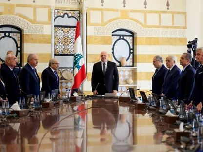 الرئيس اللبناني جوزاف عون ورئيس الوزراء نواف سلام وأعضاء مجلس الوزراء خلال جلسة لمجلس الوزراء لمناقشة خطة الجيش لنزع سلاح جماعة (حزب الله) في القصر الرئاسي في بعبدا. 5 سبتمبر 2025 - REUTERS