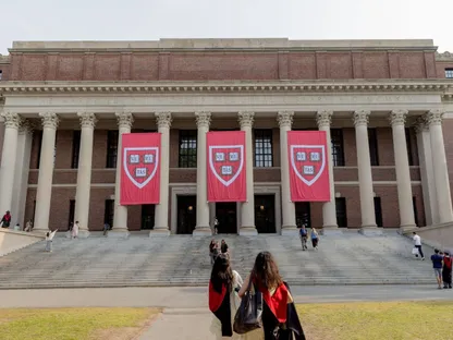 طلاب جامعة هارفارد يرتدون أثواب التخرج عند درج مكتبة ويدنر في حرم جامعة هارفارد في كامبريدج، ماساتشوستس، الولايات المتحدة الأميركية، الأربعاء، 4 يونيو 2025 - Bloomberg