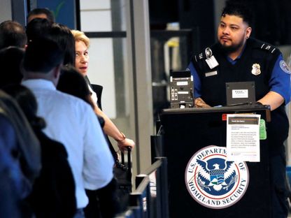 ضابط من إدارة أمن النقل (TSA) يفحص المسافرين عند نقطة التفتيش الأمنية في مطار لاجوارديا في نيويورك، الولايات المتحدة. 25 يناير 2019 - Reuters