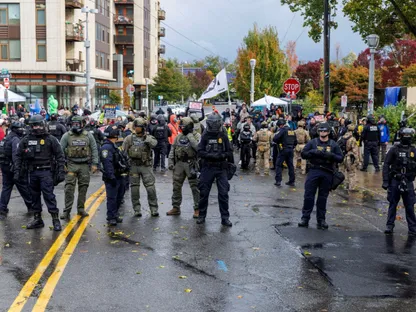 ضباط فيدراليون خلال احتجاج مناهض لسياسات ترمب بشأن الهجرة أمام منشأة إنفاذ قوانين الهجرة والجمارك (ICE) في بورتلاند. 25 أكتوبر 2025 - Reuters