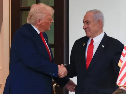 رئيس الوزراء الإسرائيلي بنيامين نتنياهو يصافح الرئيس الأميركي دونالد ترمب بعد اجتماع بالبيت الأبيض. 7 أبريل 2025 - REUTERS