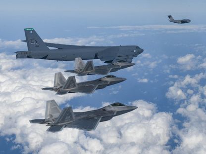قاذفة استراتيجية أميركية من طراز B-52 وطائرات C-17 وF-22 تشارك في تدريب مشترك مع القوات الجوية الكورية الجنوبية، في كوريا الجنوبية، 20 ديسمبر 2022 - Reuters