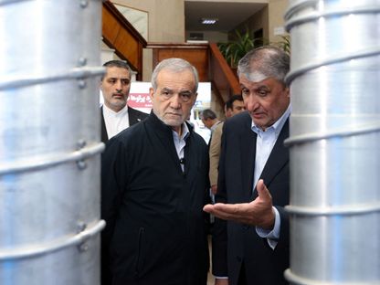 الرئيس الإيراني مسعود بيزشكيان يزور معرض "الإنجازات النووية" في طهران. 9 أبريل 2025 - REUTERS