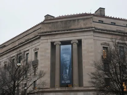 رفع لافتة تحمل صورة ترمب على مقر وزارة العدل الأميركية