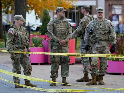 أفراد من قوات الحرس الوطني الأميركي يقفون في منطقة مغلقة بعد إطلاق النار بالقرب من البيت الأبيض. 26 نوفمبر 2025 - REUTERS