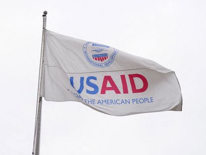 علم الوكالة الأميركية للتنمية الدولية USAID يرفرف خارج المبنى المغلق أمام الموظفين في واشنطن. 3 فبراير 2025 - REUTERS