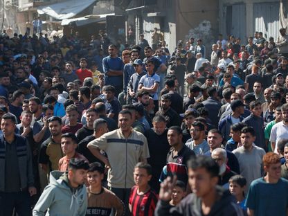 فلسطينيون يبحثون عن ضحايا بموقع غارة إسرائيلية على منزل في جباليا بشمال قطاع غزة. 2 مايو 2025. - Reuters