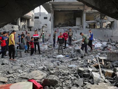 فلسطينيون يتفقدون آثار الدمار الناجم عن غارة إسرائيلية على منزل في جباليا شمالي قطاع غزة. 18 مايو 2025 - REUTERS