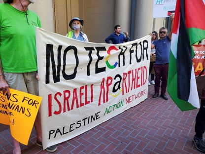 موظفون في شركة Google يحتجون على عقد مع الحكومة الإسرائيلية أمام مكاتب الشركة في سان فرانسيسكو. 8 سبتمبر 2022 - REUTERS