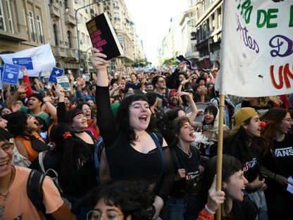 متظاهرون يسيرون احتجاجاً على تعديل ميزانية الجامعات العامة في الأرجنتين، بوينس آيرس. 23 أبريل 2024 - AFP