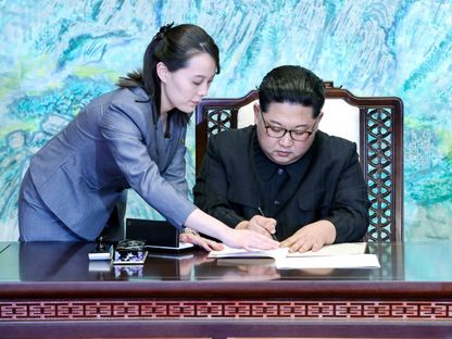 كيم يو جونج تساعد شقيقها زعيم كوريا الشمالية كيم جونج أون في توقيع وثائق بالمنطقة منزوعة السلاح التي تفصل الكوريتين. 27 أبريل 2018 - REUTERS