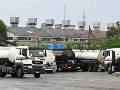 ترمب يهدد بفرض رسوم جمركية على أي دولة تبيع النفط لكوبا