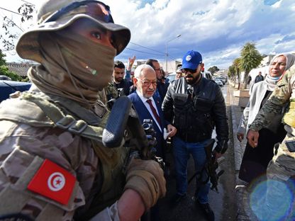 رئيس "حركة النهضة" راشد الغنوشي خلال توجهه للمثول أمام "شرطة مكافة الإرهاب" - تونس - 01 أبريل 2022 - AFP