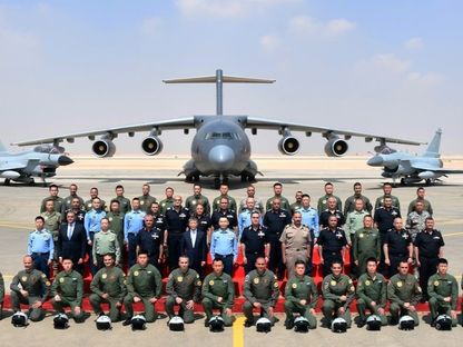 صورة تذكارية لمشاركين في التدريب الجوي المصري الصيني المشترك نسور الحضارة 2025 في قاعدة جوية بمصر. 6 مايو 2025 - Facebook/EgyArmySpox