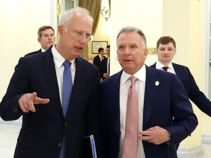 المبعوث الخاص للرئيس الروسي لشؤون الاستثمار والتعاون الاقتصادي كيريل دميترييف مع المبعوث الأميركي ستيف ويتكوف خلال اجتماع في سانت بطرسبرج. 11 أبريل 2025 - REUTERS