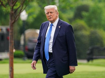 الرئيس الأميركي دونالد ترمب في طريقه لمغادرة البيت الأبيض. 1 مايو 2025 - Reuters