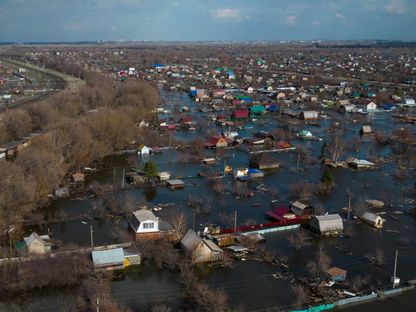 مياه الفيضانات تغمر منازل في مدينة أورسك الروسية. 13 أبريل 2024 - Reuters