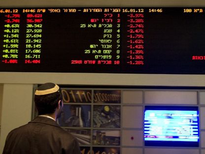 تاجر في بورصة تل أبيب. 16 يناير 2011 - AFP