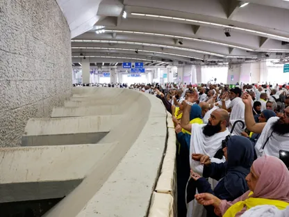 الحجاج يرمون "جمرة العقبة" في أول أيام عيد الأضحى