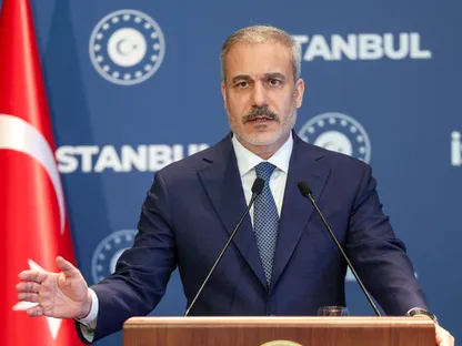 وزير الخارجية التركي هاكان فيدان يتحدث خلال مؤتمر صحافي في إسطنبول. 26 يوليو 2025 - Reuters