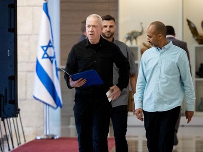 وزير الدفاع الإسرائيلي يوآف جالانت (يسار) يسير في البرلمان الإسرائيلي (الكنيست). 20 مايو 2024 - AFP