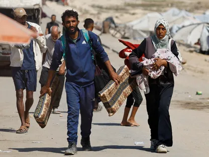 عائلة فلسطينية تنزح من مدينة غزة إلى جنوب القطاع وسط غارات إسرائيلية مكثفة. 4 أكتوبر 2025 - Reuters
