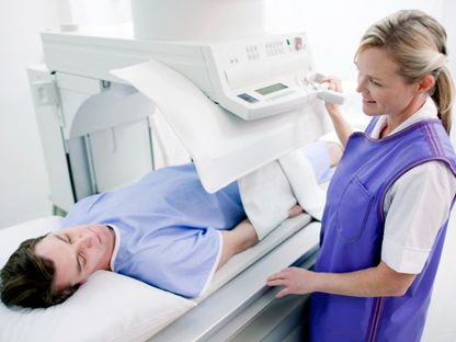 مريض يخضع لفحص البطن باستخدام الأشعة السينية. 27 يوليو 2011 - AFP