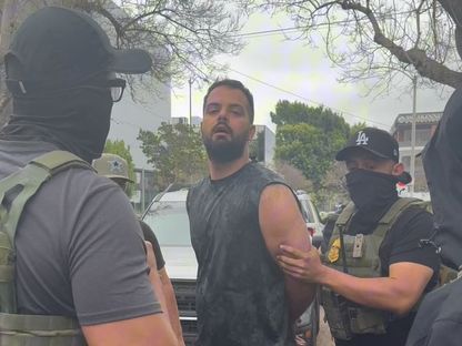 عناصر من الشرطة الفيدرالية يحتجزون إيرانياً في مدينة لوس أنجلوس بولاية كاليفورنيا في الولايات المتحدة. 24 يونيو 2025 - REUTERS
