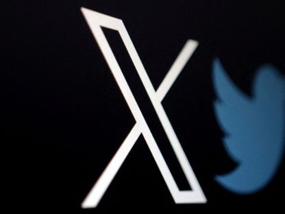 شعار منصة إكس وفي الخلفية (طائر يغرد) شعار تويتر سابقاً. 24 يوليو 2023 - Reuters