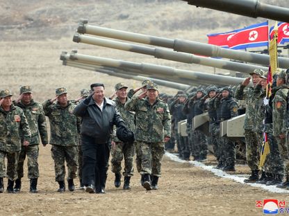 الزعيم الكوري الشمالي كيم جونج أون يتفقد عرضا عسكرياً شاركت فيه وحدات الدبابات، في كوريا الشمالية. 13 مارس 2024 - REUTERS