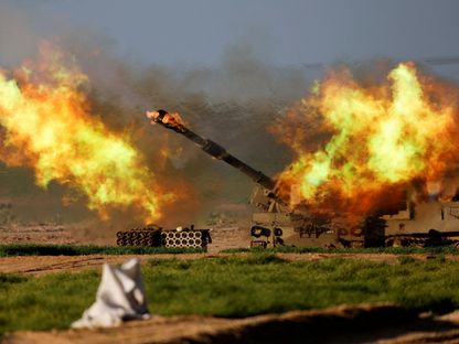 وحدة مدفعية إسرائيلية متنقلة تطلق النار باتجاه غزة، وسط الصراع المستمر بين إسرائيل وحركة "حماس" بالقرب من الحدود بين إسرائيل وغزة، في إسرائيل. 31 يناير 2024 - Reuters