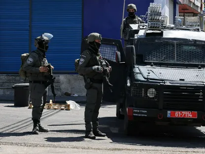 تصعيد إسرائيلي في الضفة: اقتحامات واعتقالات وهدم منزل بالتزامن مع اقتحام الأقصى