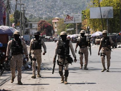 دورية للشرطة في أحد الشوارع بعد أن مددت السلطات حالة الطوارئ وسط عنف العصابات في بورت أو برنس عاصمة هايتي. 8 مارس 2024 - REUTERS
