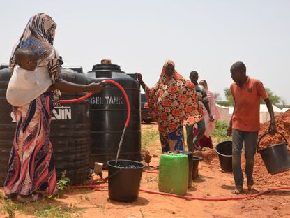 نازحون من نيامي في النيجر في أحد المخيمات قرب العاصمة بعدما دفع فيضان النهر السكان لترك منازلهم. 11 سبتمبر 2019 - AFP
