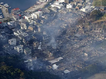 الدخان يتصاعد من موقع حريق التهم أكثر من 170 مبنى في محافظة أويتا، جنوب غرب اليابان. 19 نوفمبر 2025 - REUTERS