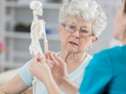أطعمة وأعشاب تساعد على التئام العظام