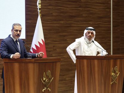 رئيس الوزراء، وزير الخارجية القطري محمد بن عبد الرحمن آل ثاني مع وزير الخارجيى التركي هاكان فيدان في الدوحة- 17 أبريل 2024 - AFP