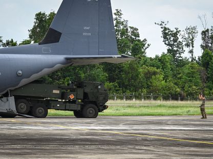 إنزال بطارية نظام صواريخ مدفعية عالية الحركة (HIMARS) من طائرة أمريكية من طراز C-130J أثناء تمرين مشترك بين الولايات المتحدة والفلبين. 1 مايو 2024 - AFP