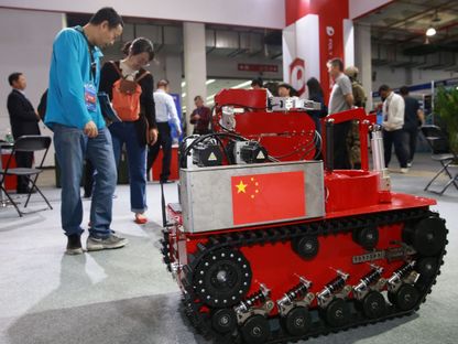 روبوت للتخلص من القنابل يحمل العلم الصيني يتم عرضه خلال معرض التكامل المدني العسكري في بكين بالصين. 7 مايو 2019 - REUTERS