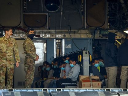 مهاجرون مطرودون من الولايات المتحدة داخل طائرة تابعة للقوات الجوية الأميركية في قاعدة فورت بليس العسكرية، إل باسو، تكساس، الولايات المتحدة. 30 يناير 2025 - REUTERS