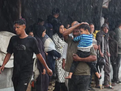 نازحون فلسطينيون في مدينة خان يونس بجنوب قطاع غزة. 25 نوفمبر 2025 - Reuters