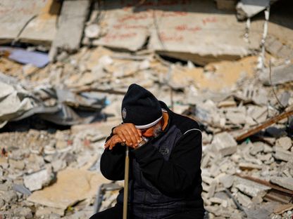 فلسطيني يجلس وسط أنقاض منزل دمرته غارة إسرائيلية على رفح جنوبي قطاع غزة. 9 يناير 2024 - Reuters