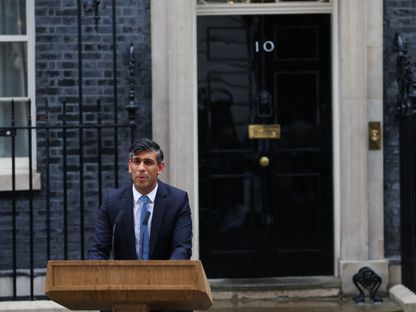 رئيس الوزراء البريطاني ريشي سوناك يلقي خطاباً خارج مقر الحكومة في لندن. 22 مايو 2024 - REUTERS