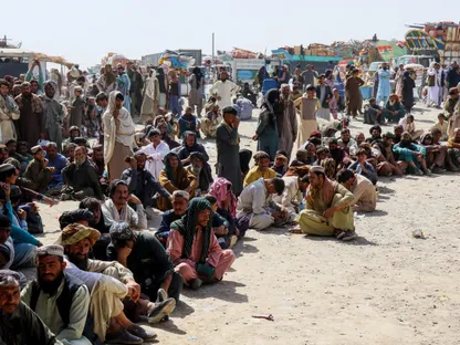 مواطنون أفغان ينتظرون التسجيل أثناء محاولتهم العودة إلى بلادهم، عند معبر تشامان الحدودي في إقليم بلوشستان، باكستان. 18 أكتوبر 2025 - Reuters