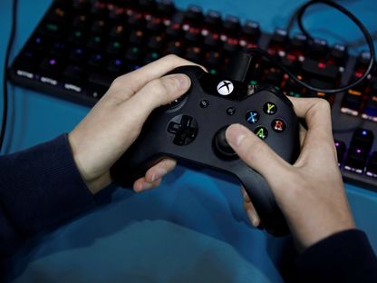 شخص يستخدم جهاز تحكم لـ"Xbox One" خلال أسبوع باريس لألعاب الفيديو. 29 أكتوبر 2019 - Reuters