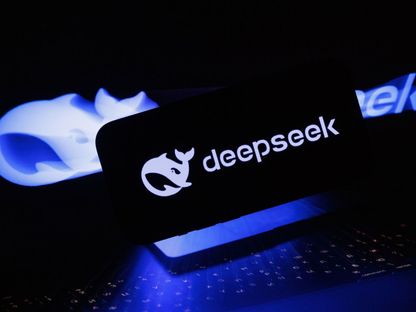 شعار منصة DeepSeek الصينية للذكاء الاصطناعي يظهر على شاشة هاتف ذكي. 27 يناير 2025 - Bloomberg