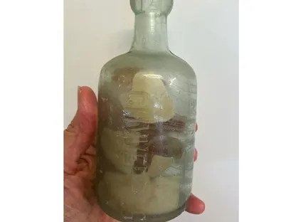 زجاجة تحتوي على رسائل كتبها جنديان أستراليان بعد أيام قليلة من إبحارهما إلى ميادين القتال في فرنسا خلال الحرب العالمية الأولى. - AP