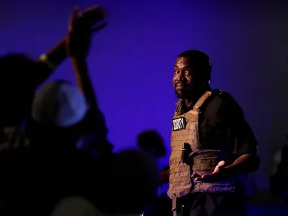 كانييه وست يعرض لقاء يهود في بريطانيا اعتذاراً عن "معاداة السامية"