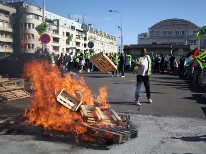 عمال السكك الحديدية الفرنسيون المضربون يتجمعون بالقرب من محطة قطار جار دي ليون، فرنسا. 18 سبتمبر 2025 - Reuters